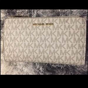 ❌SOLD❌Authentic Michael Kors Wallet